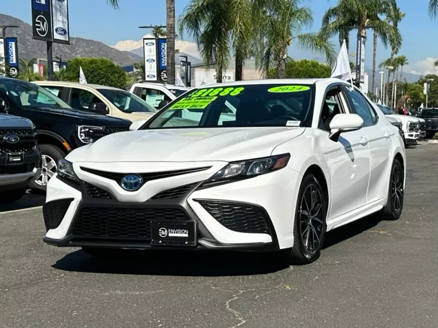 2024 Toyota Camry Hybrid SE photo 1