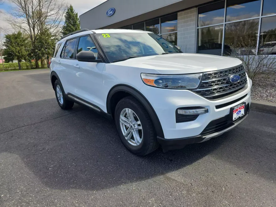 2023 Ford Explorer XLT photo 1