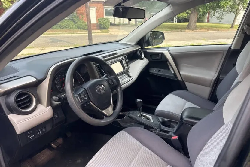 2013 Toyota RAV4 XLE photo 1