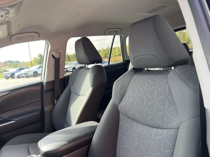 2025 Toyota RAV4 XLE photo 1