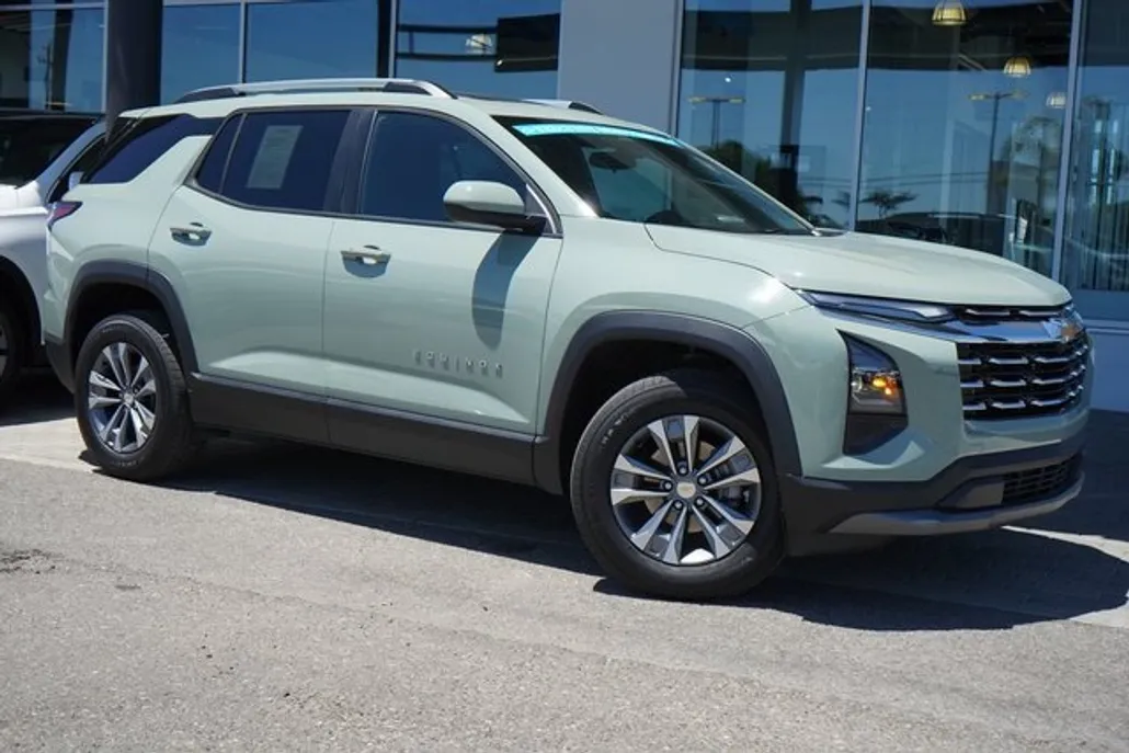 2025 Chevrolet Equinox LT photo 1