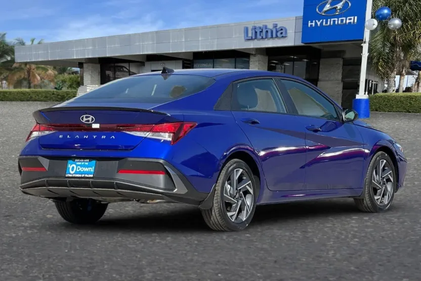 2025 Hyundai Elantra SEL Sport photo 1