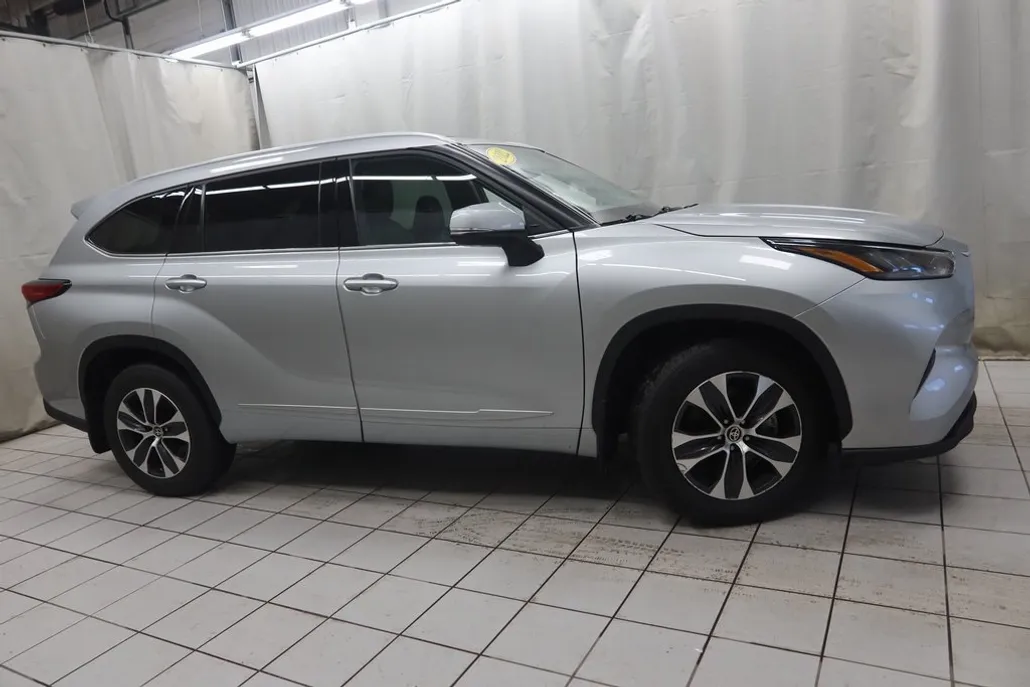 2022 Toyota Highlander XLE photo 1