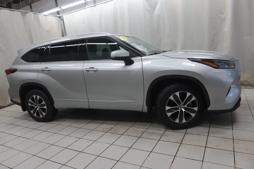 2022 Toyota Highlander XLE photo 1