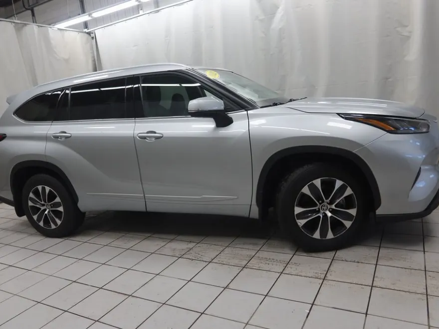 2022 Toyota Highlander XLE photo 1