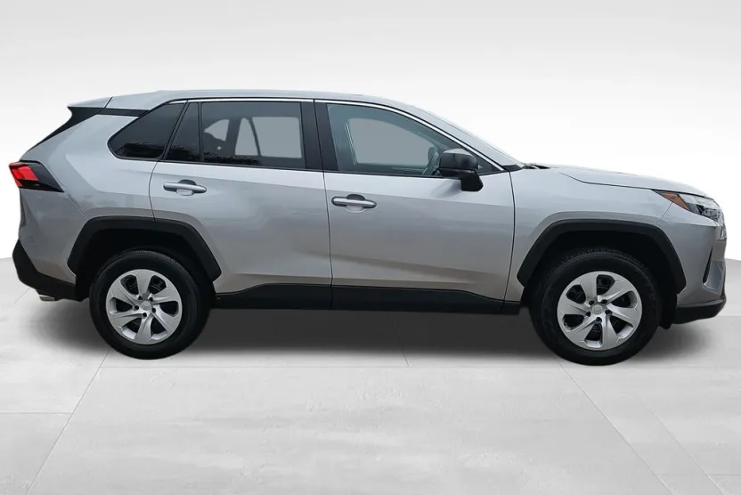 2024 Toyota RAV4 LE photo 1