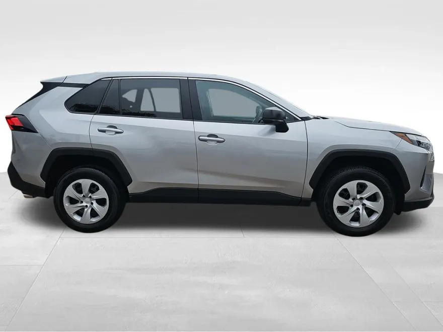 2024 Toyota RAV4 LE photo 1