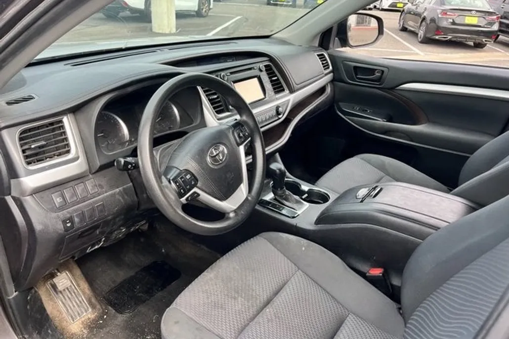 2019 Toyota Highlander LE photo 1