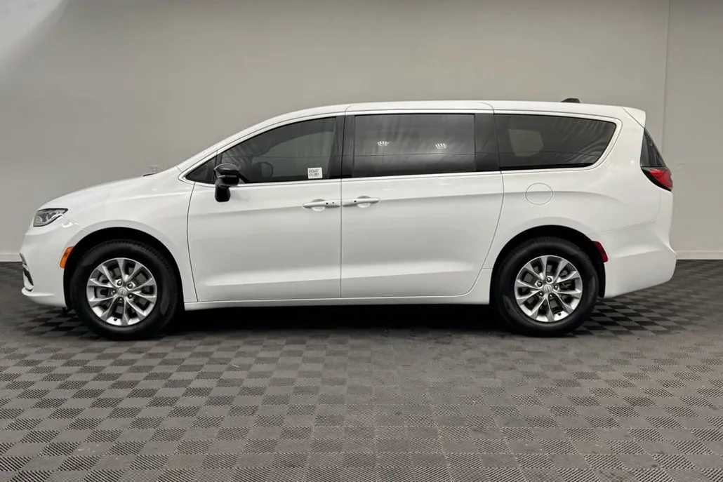 2025 Chrysler Pacifica photo 1