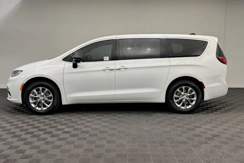 2025 Chrysler Pacifica photo 1