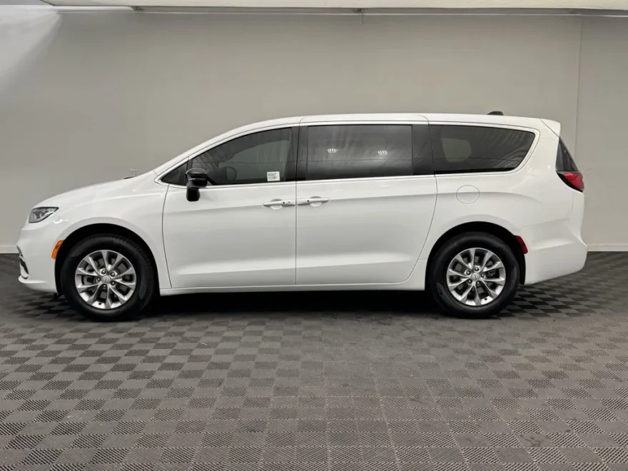 2025 Chrysler Pacifica photo 1