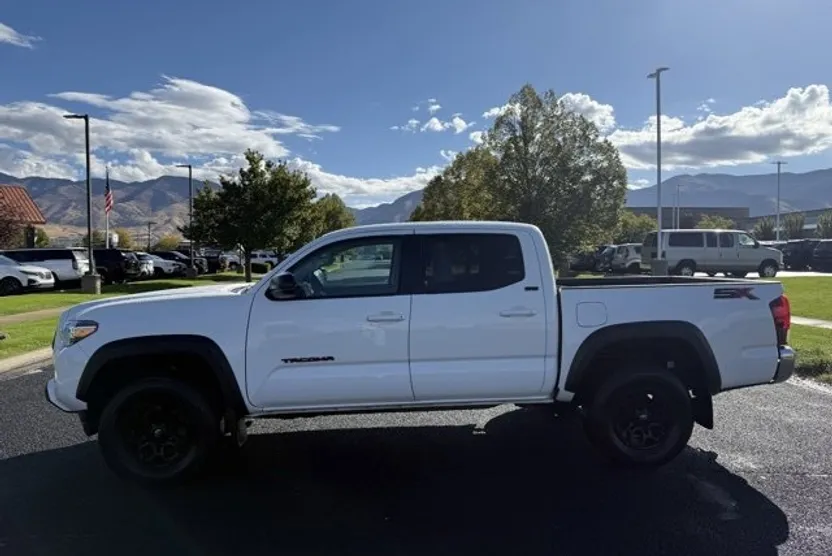 2023 Toyota Tacoma SR5 photo 1