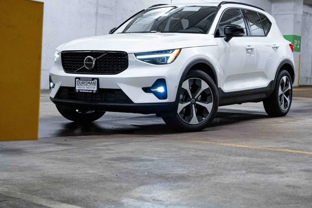 2026 Volvo XC40 Plus photo 1