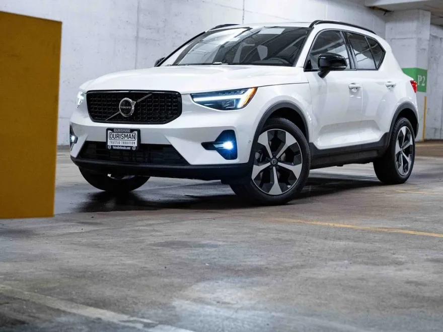 2026 Volvo XC40 Plus photo 1