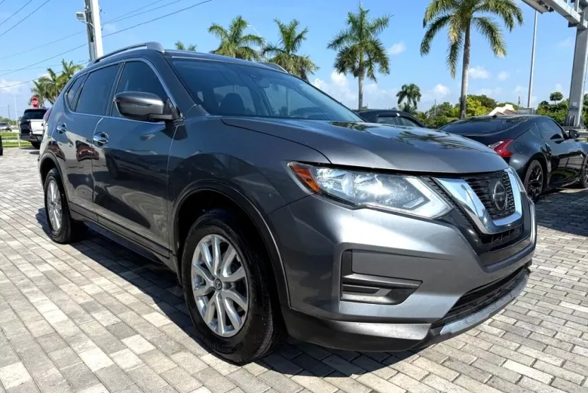 2020 Nissan Rogue SV photo 1