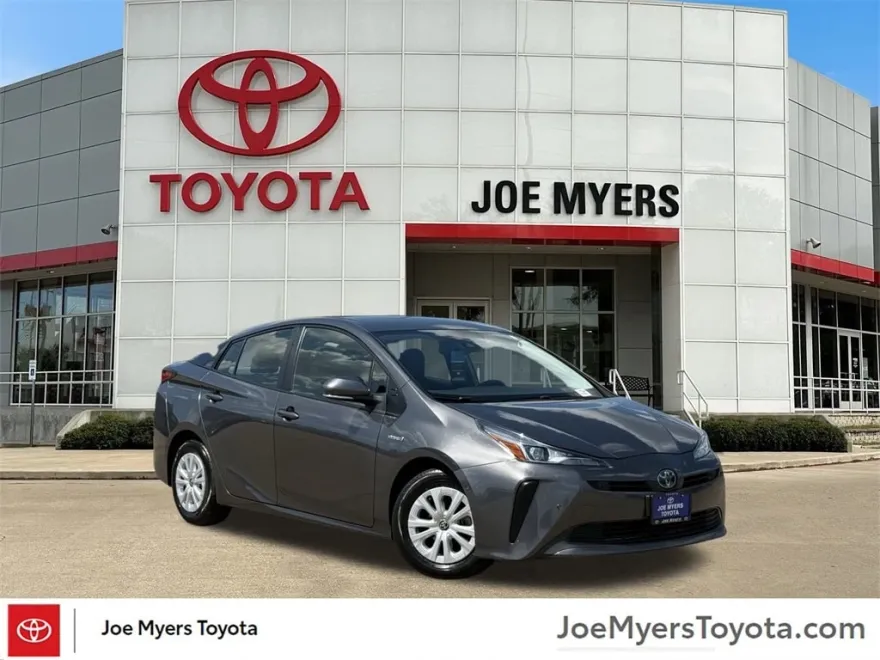 2022 Toyota Prius LE photo 1