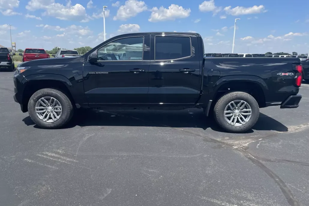 2025 Chevrolet Colorado Work Truck LT photo 1