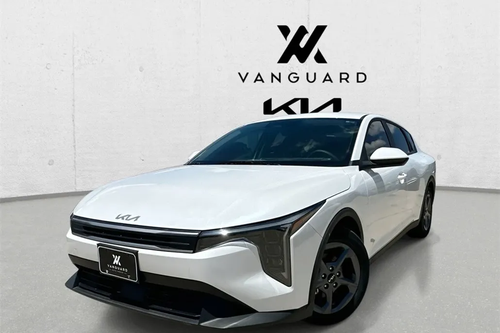 2025 Kia K4 LXS photo 1
