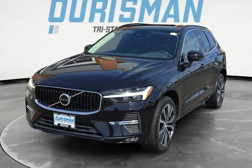 2022 Volvo XC60 B5 Momentum photo 1