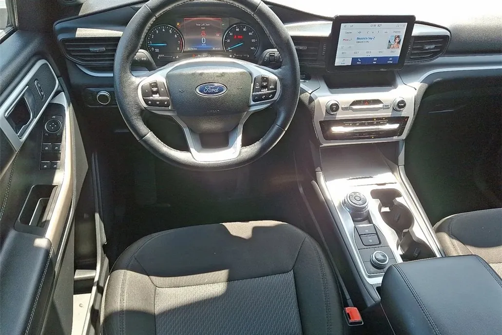2022 Ford Explorer XLT photo 1