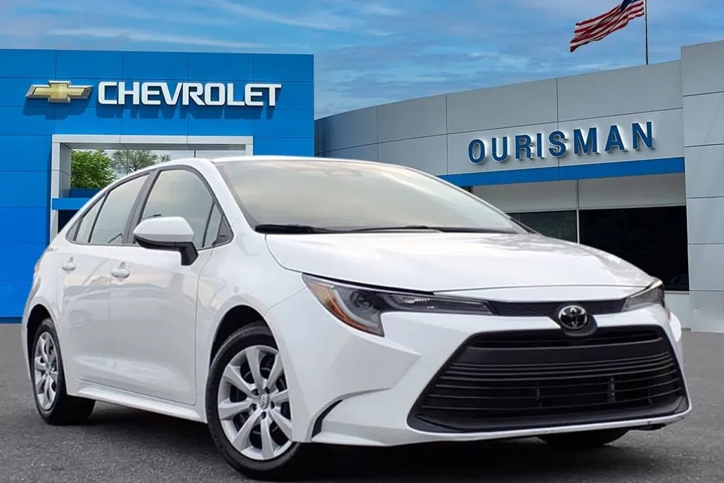 2025 Toyota Corolla LE photo 1