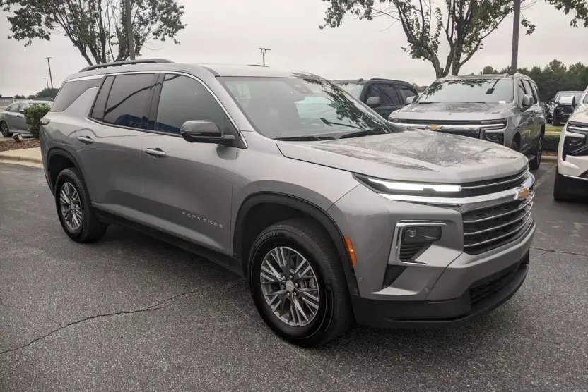 2024 Chevrolet Traverse photo 1