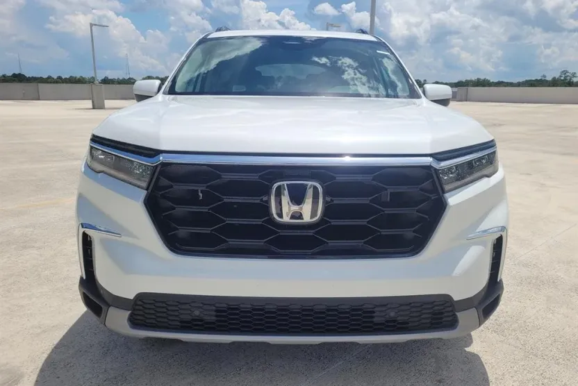 2025 Honda Pilot Touring photo 1