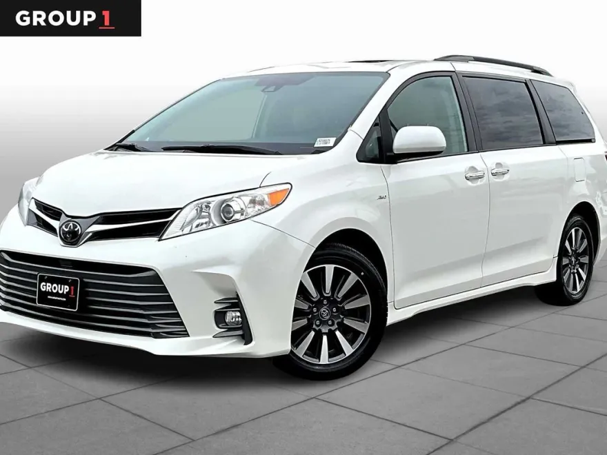 2020 Toyota Sienna XLE Premium photo 1