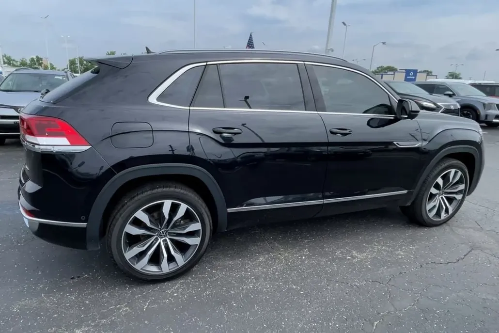 2022 Volkswagen Atlas Cross Sport V6 SEL Premium R-Line photo 1