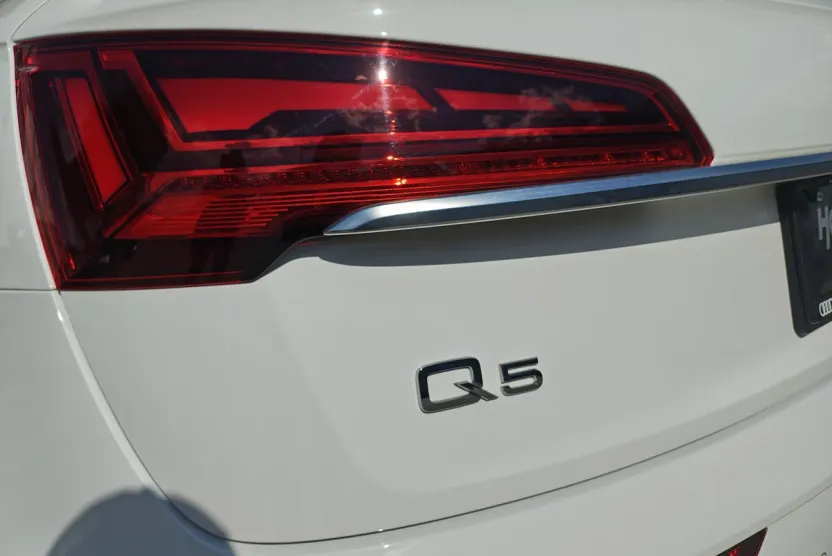 2022 Audi Q5 S line Premium Plus photo 1
