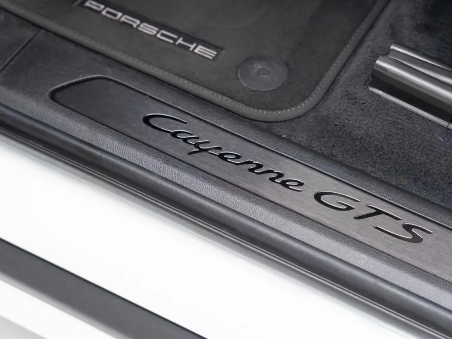 2022 Porsche Cayenne GTS photo 13