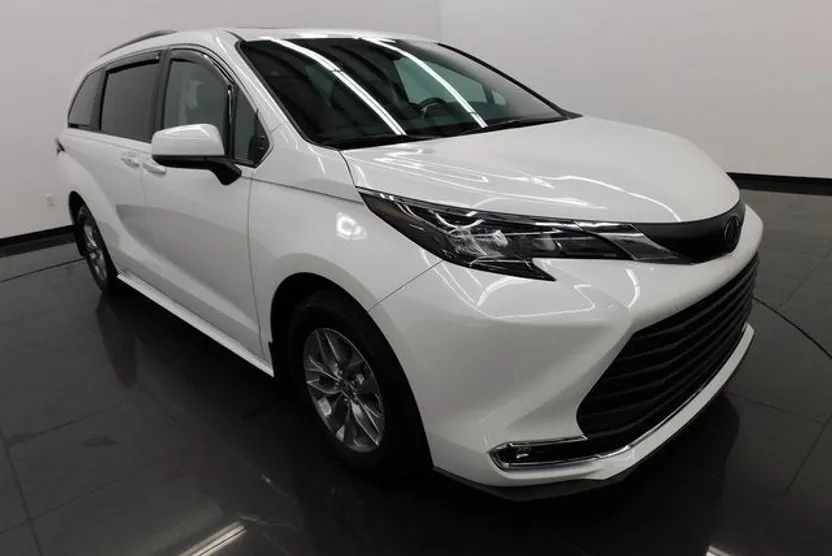 2024 Toyota Sienna XLE photo 1