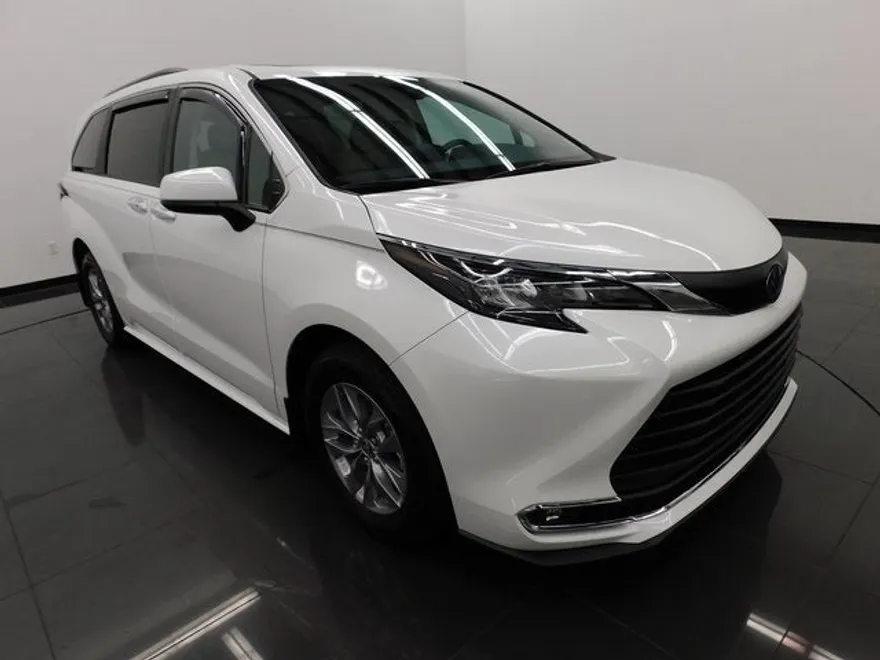 2024 Toyota Sienna XLE photo 1