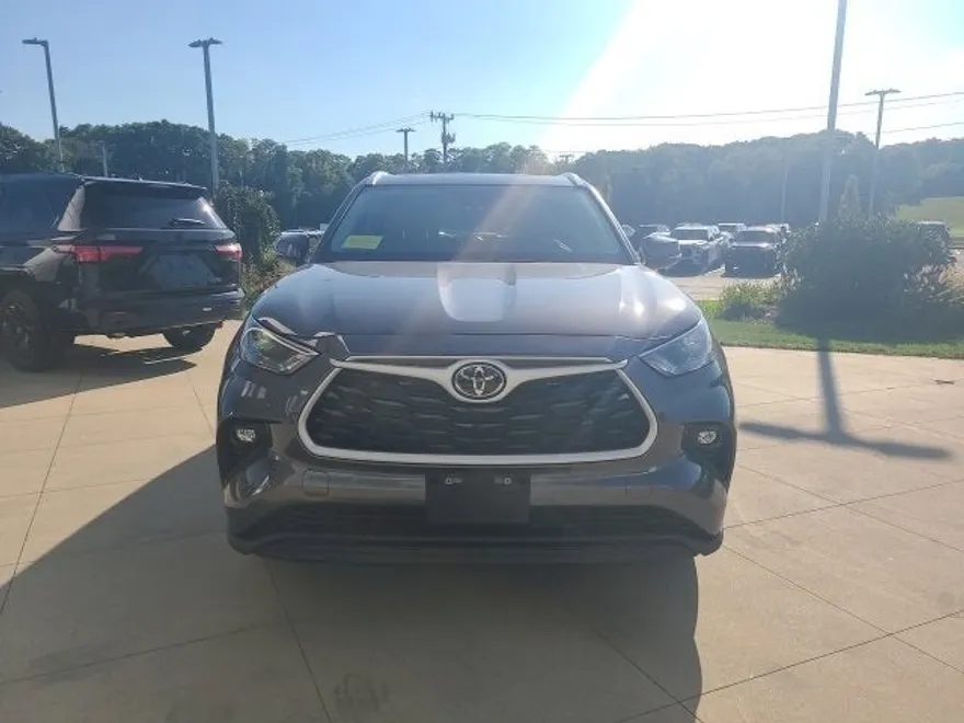 2025 Toyota Highlander XLE photo 1
