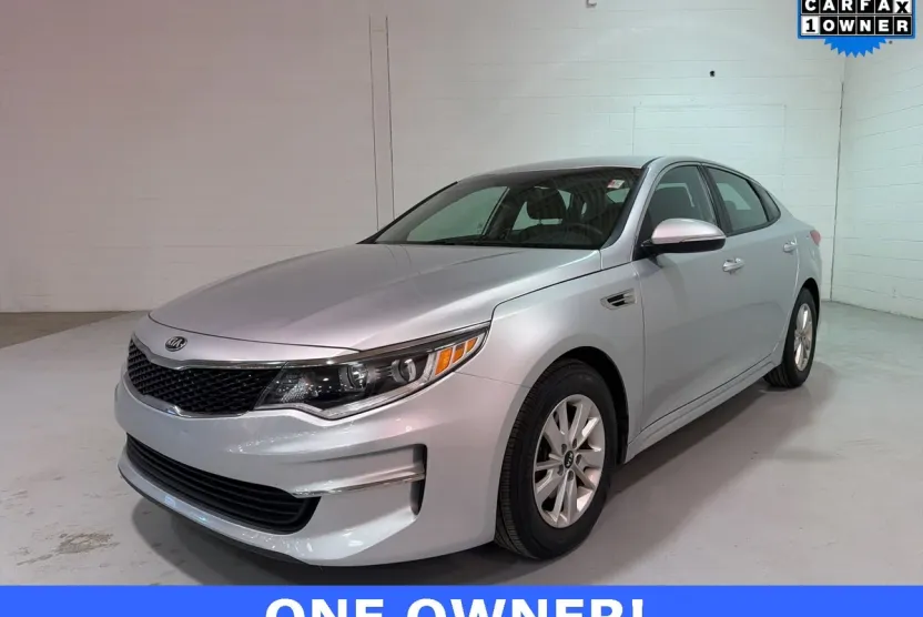 2017 Kia Optima LX photo 1