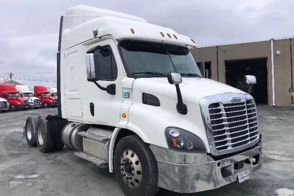 2019 Freightliner Cascadia 113" sleeper cab photo 1