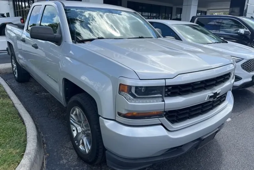 2017 Chevrolet Silverado 1500 Custom photo 1