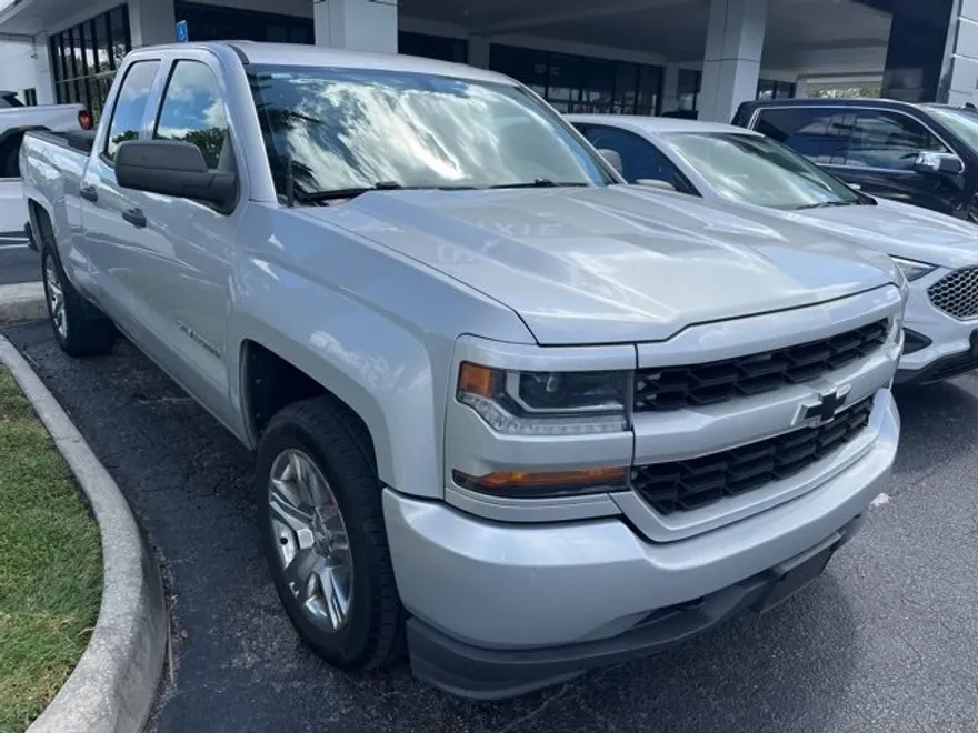 2017 Chevrolet Silverado 1500 Custom photo 1