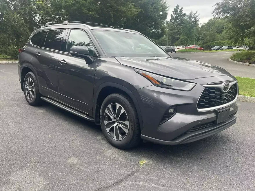 2022 Toyota Highlander XLE photo 1