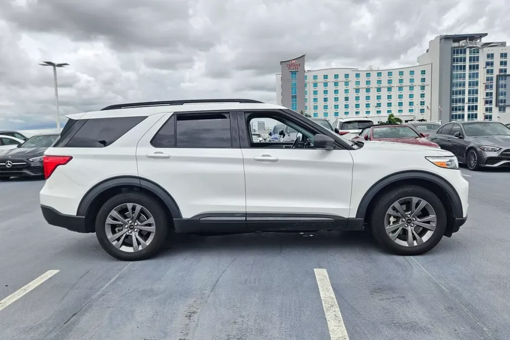 2021 Ford Explorer XLT photo 1