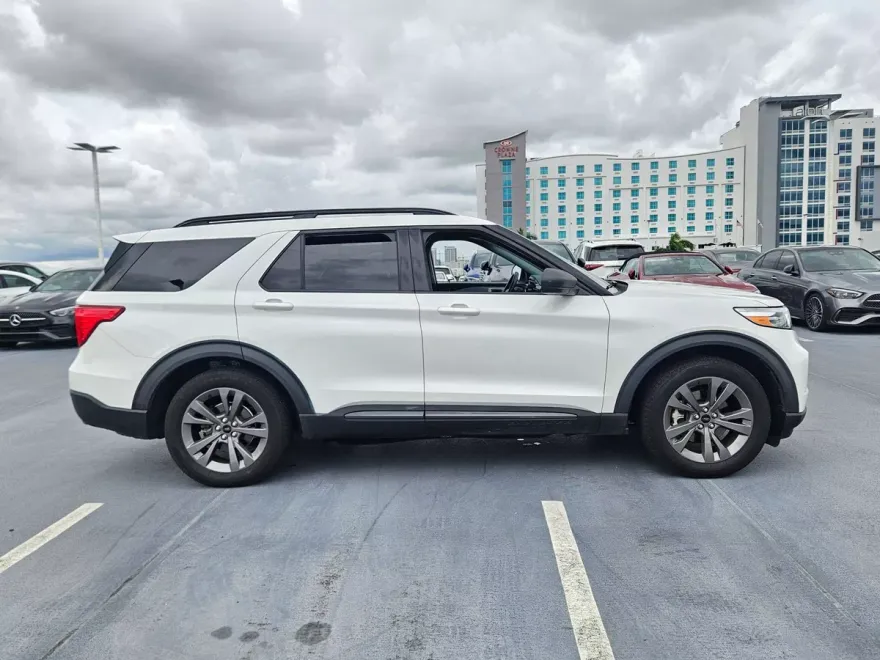 2021 Ford Explorer XLT photo 1