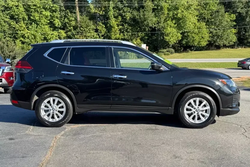 2020 Nissan Rogue SV photo 1