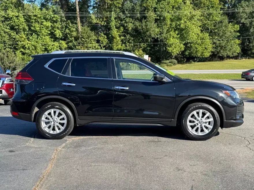 2020 Nissan Rogue SV photo 1