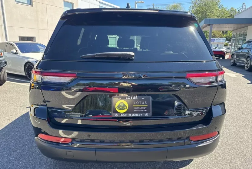 2023 Jeep Grand Cherokee Laredo Altitude photo 1