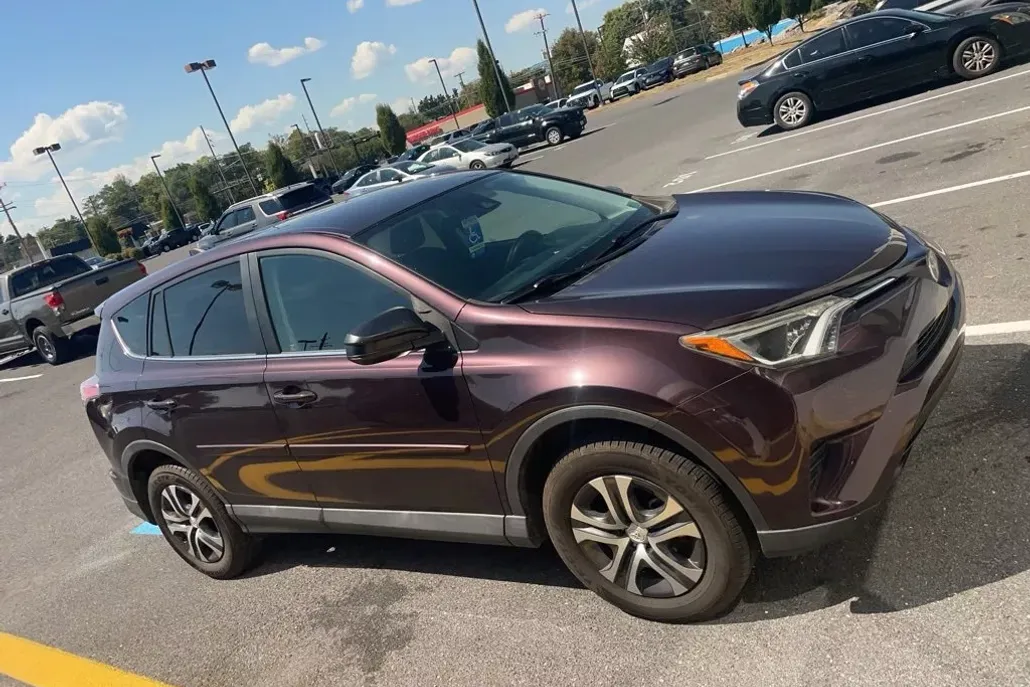 2018 Toyota RAV4 LE photo 1