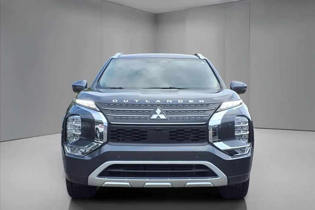 2024 Mitsubishi Outlander SEL photo 1