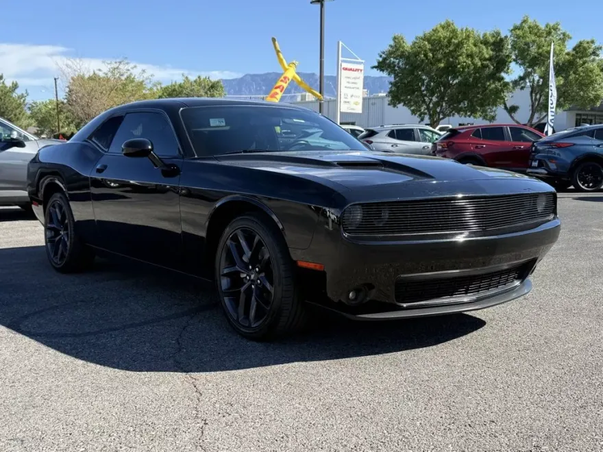 2023 Dodge Challenger SXT photo 1