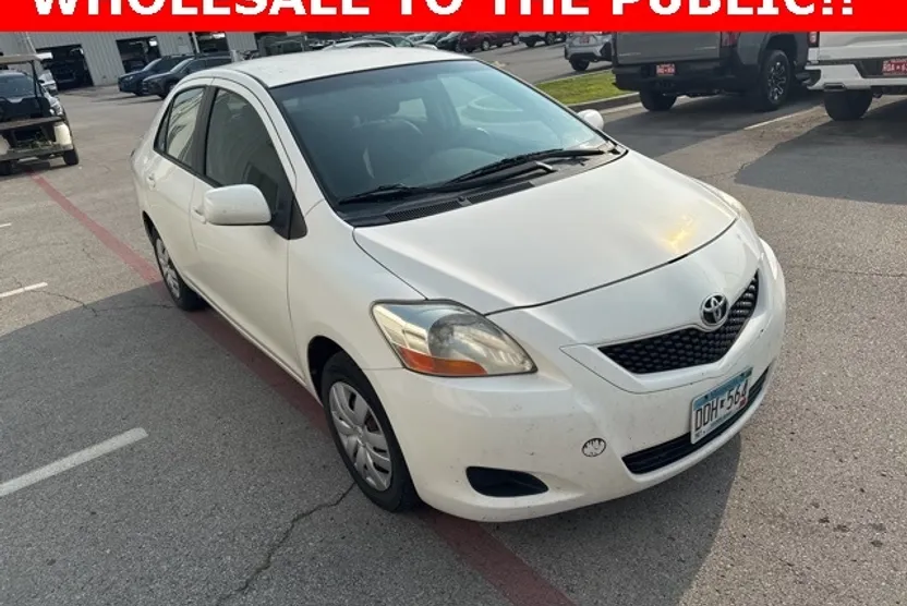2011 Toyota Yaris Base photo 1