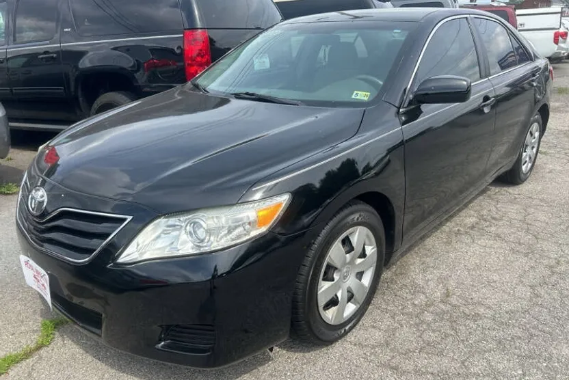 2011 Toyota Camry LE photo 1