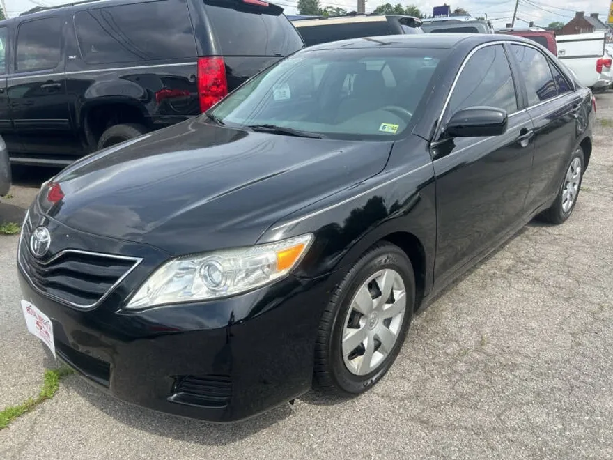 2011 Toyota Camry LE photo 1